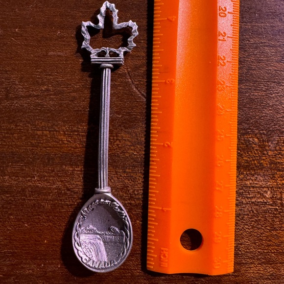 Niagara Falls Canada collectible spoon with leaf topper - Picture 2 of 4